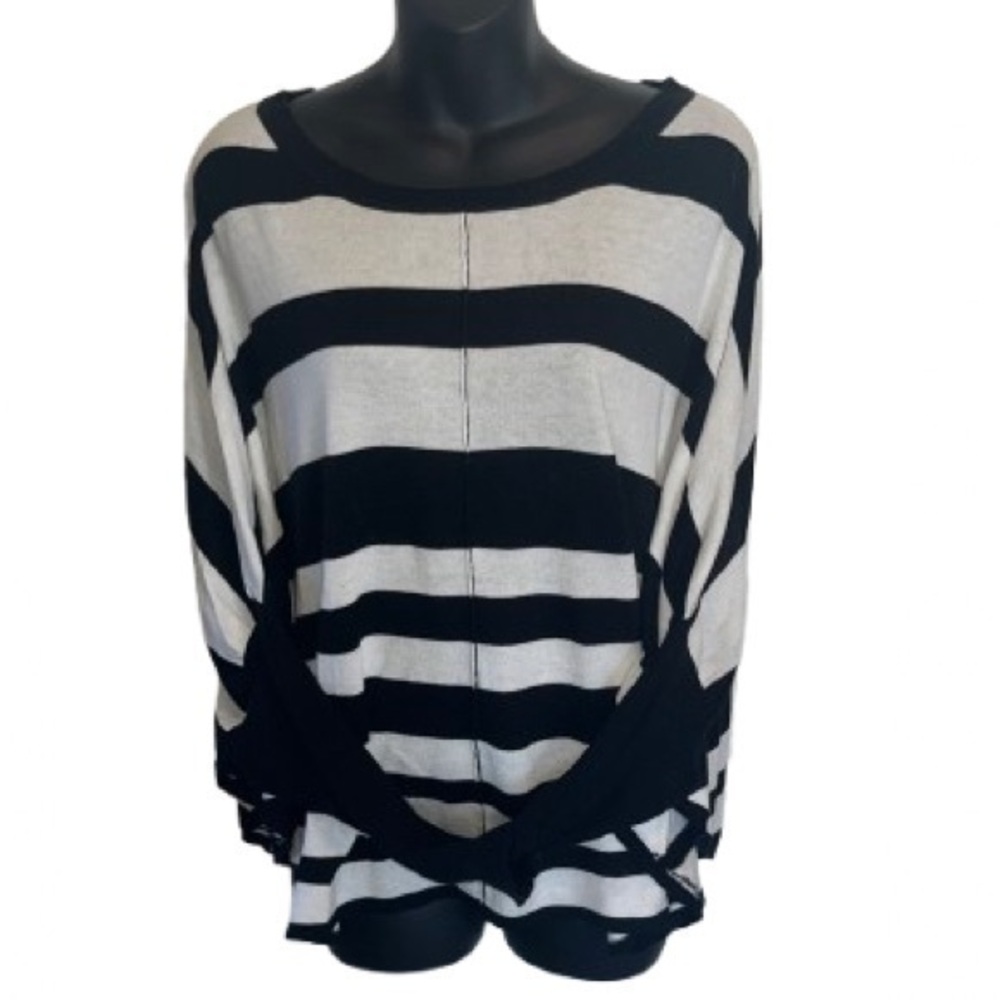 Chelsea & Theodore black and white bat wing lightweight knit sweater size L